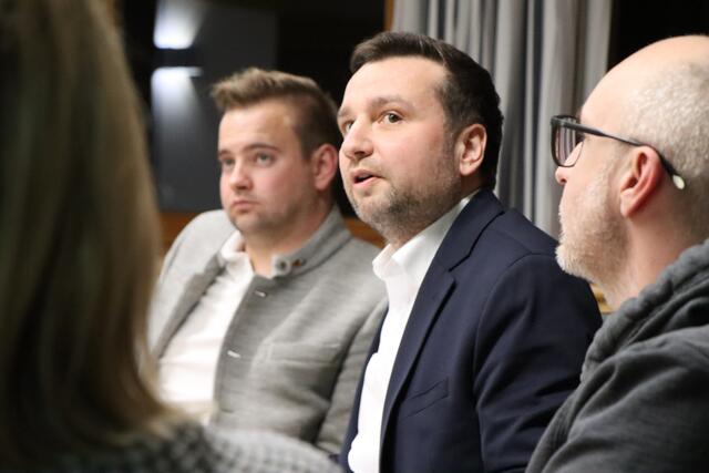 Bgm. Benedikt Lentsch verkündete, dass der "Gemeindevorplatz" ab sofort Dorfplatz heißt. | Foto: Othmar Kolp
