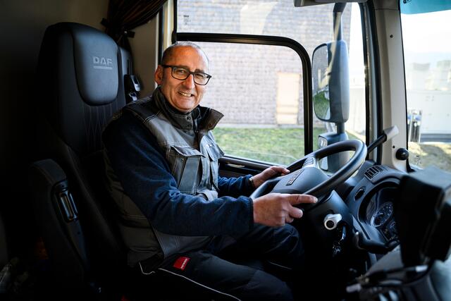 „Es ist ein gutes Gefühl, mit einem LKW zu fahren, der geräuscharm ist und aus dem nur Wasserdampf kommt“, sagt MPREIS LKW-Fahrer Zoran Adjelkovic. | Foto: MPREIS/Franz Oss