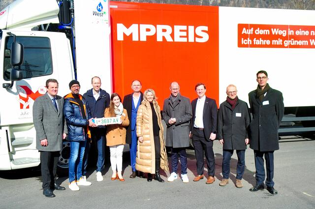 Bild mit den Initiatoren sowie den anwesenden Ehrengästen vor dem neuen Lkw. | Foto: Hassl