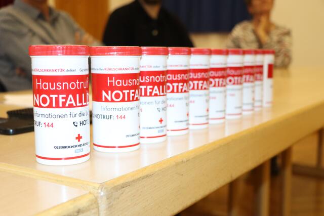 Die Notfalldose des Roten Kreuzes wurde an die Mitglieder verteilt. | Foto: Othmar Kolp