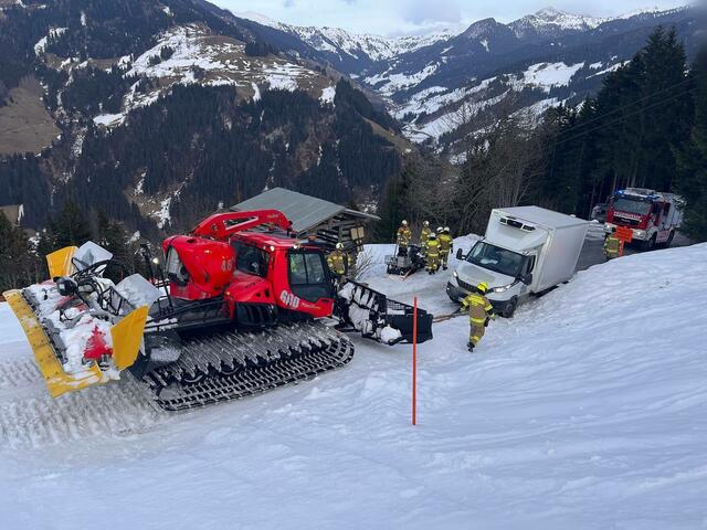 Die Freiwillige Feuerwehr Großarl musste ausrücken, um hängen gebliebenen Lieferwagen am Rand der Skipiste zu befreien. | Foto: FF Großarl