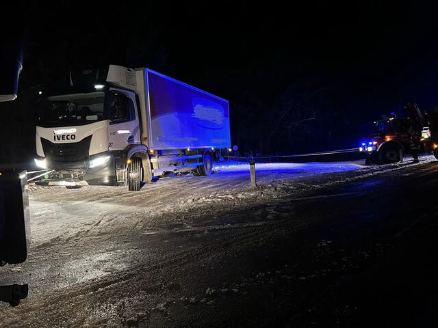 Im Einsatz waren 14 Mann und drei Fahrzeuge, die L78 musste für kurze Zeit gesperrt werden. | Foto: Feuerwehr Ottenschlag
