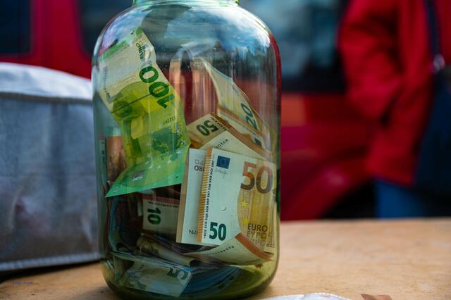 Neben den Sachspenden kamen auch 800 Euro in bar zusammen. | Foto: Alszeilenmarkt / Lukas Arnold Photography