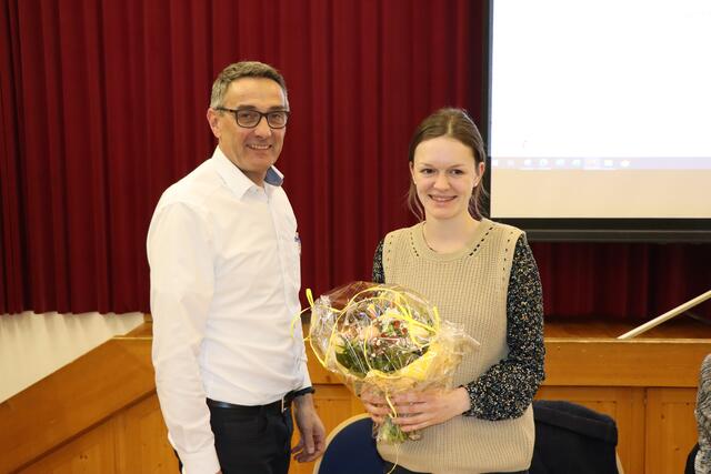 Dank für Engagement: Für die ausgeschiedene Schriftführerin Eva Spiss gab es einen Blumenstrauß. | Foto: Othmar Kolp
