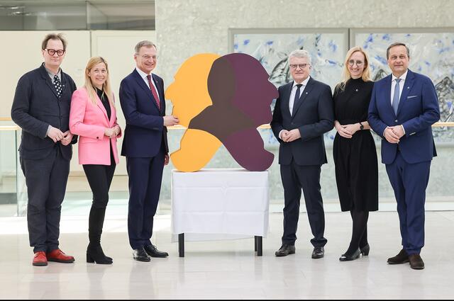 Von links: Künstlerische Leiter „Anton Bruckner 2024“ Norbert Trawöger, Kulturstadträtin Doris Lang-Mayerhofer, Landeshauptmann Thomas Stelzer, Bürgermeister Klaus Luger, Landeskultur-Direktorin Margot Nazzal und LIVA-Vorstandsdirektor Dietmar Kerschbaum. | Foto: Stadt Linz