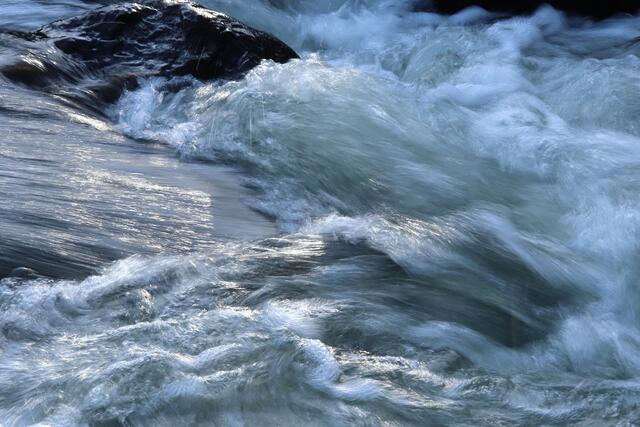 
Das RAUSCHEN des WASSERS ist MUSIK für mich
 und ich sitze gerne am Ufer eines Baches oder Flusses, um zu ENTSPANNEN.
Diese Aufnahme entstand an der VÖCKLA.

Wir BRAUCHEN dieses KOSTBARE  "LEBENSELEXIER".

Rund um den Neusiedlersee wird in den Häfen schon Schlamm abgesaugt,
 um den Wasserstand zu erhöhen.
 DAS MACHT MICH SCHON NACHDENKLICH.

GEHEN WIR SORGFÄLTIG DAMIT UM.




 
 





