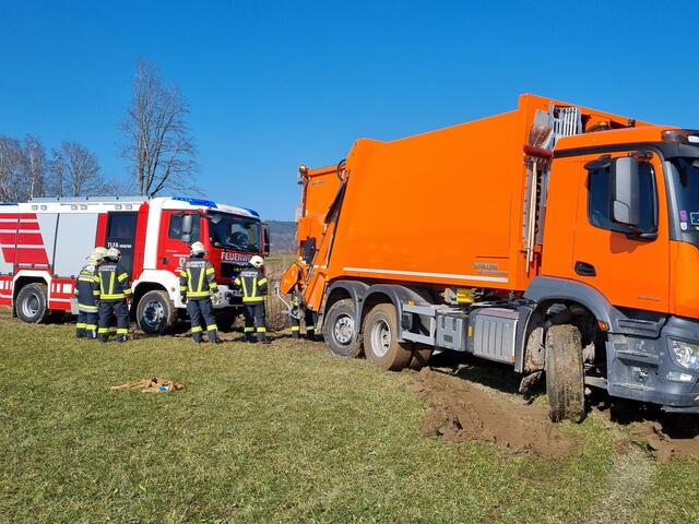 Die Feuerwehr befreite einen hängengebliebenen Müllwagen. | Foto: FF Ottnang