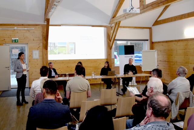 Projektteam und Expertenrunde präsentierten den aktuellen Stand des Beteiligungsprojektes im St. Georgener Haus der Erinnerung und im Gemeindeamt Langenstein. | Foto: Eckhart Herbe