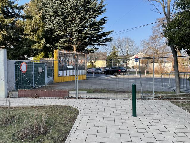 Noch stößt man auf ein Gitter, wenn man vom Judith-Holzmeister-Weg zum Muliarplatz möchte – oder umgekehrt zur U-Bahn.  | Foto: Lisa Kammann