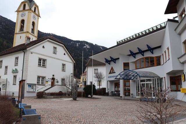 Der Dorfplatz beim Zammer Gemeindeamt soll heuer neu gestaltet werden. 620.000 Euro sind dafür budgetiert. | Foto: Othmar Kolp