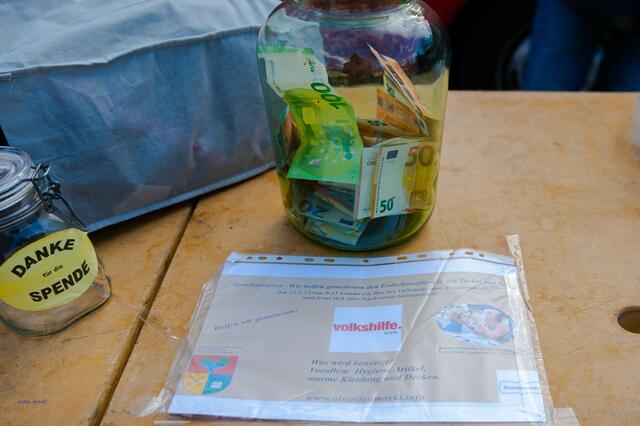 Neben Sachspenden kamen auch 800 Euro in bar zusammen. | Foto: Alszeilenmarkt / Lukas Arnold Photography
