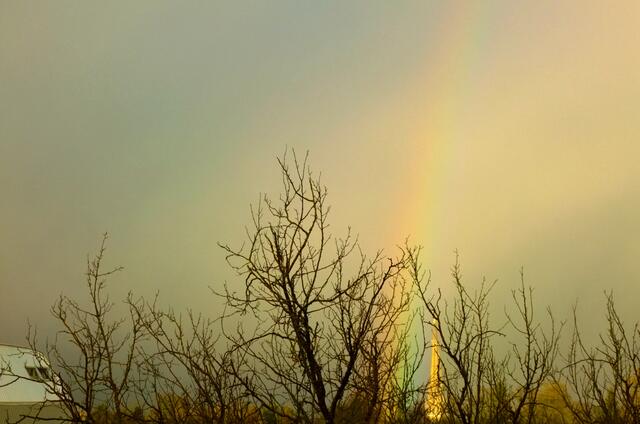 Am Samstag war es den ganzen Tag düster, Regen, Eisregen und dicke Wolken. um 17:30 wurde es plötzlich ganz hell und es erschien ein Regenbogen.