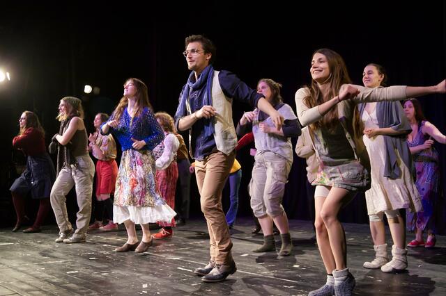 Im Studio Molière wird über den Frieden gesungen und getanzt. | Foto: Tonvoll