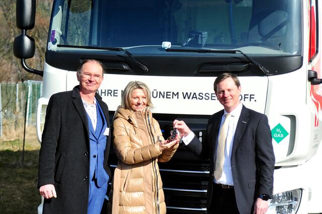 Schlüsselübergabe von Parker Meeks (Präs. Hyzon Motors) an Martina Dutzler und Ewald Perwög | Foto: Hassl