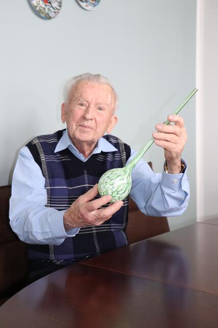 Gottfried Weinmann mit einem Glasstück, das er selbst hergestellt hat.  | Foto: BRS / Mühlbacher