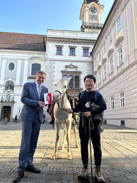 Wirtschafts- und Tourismus-Landesrat Markus Achleitner empfing Unas und seinen Araber-Hengst Furion vor dem Landhaus in Linz. | Foto: BRS