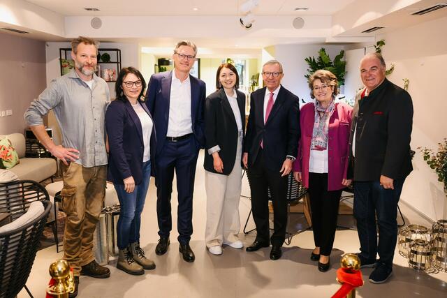 v.l.: Alexander Steinwendtner, Waltraud Ablinger-Ebner, Johannes Hörl, Julia Gehmacher, LH Wilfried Haslauer, Waltraud Schwarzenbrunner und Bartl Gensbichler. | Foto: Manuel Horn