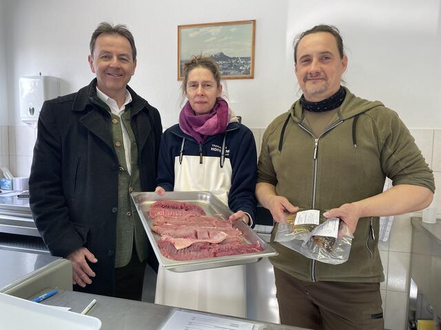Speisefischverkauf in Güssing: LK-Präsident Nikolaus Berlakovich, Karin Schneller und Stefan Schneller, Geschäftsführer der Teichwirtschaft Hoffmann (v.l.). | Foto: Elisabeth Kloiber