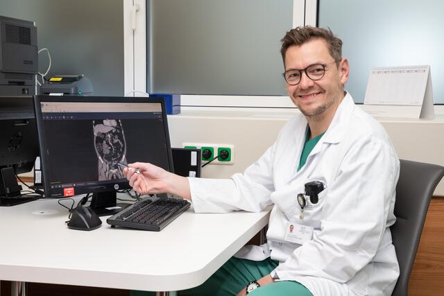Christoph Schwaiger-Hengstschläger leitet die neue Darm-Ambulanz. Für Gespräche mit Betroffenen nimmt sich der Oberarzt gerne Zeit. | Foto: Ordensklinikum Linz