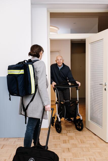 Die Internistin Christine Drechsler kommt zu den Patienten nach hause. | Foto: Martina Siebenhandl