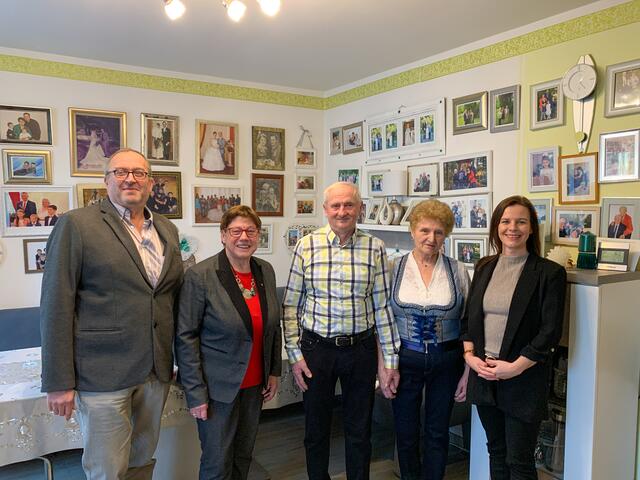 v.l.n.r.: GGR Josef Brandfellner, Bürgermeisterin Josefa Geiger, Johann Wolfsberger, Margarethe Wolfsberger, GR Nicole Kerck | Foto: Marktgemeinde Sieghartskirchen