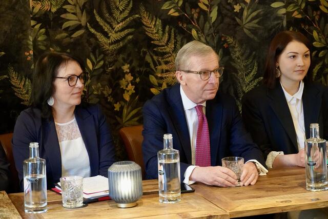 Waltraud Ablinger-Ebner (li.) und Julia Gehmacher (re.) mit LH Wilfried Haslauer. | Foto: Julia Hettegger