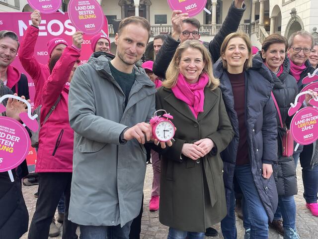 Janos Juvan mit Beate Meinl-Reisinger vor dem Landtag. "Zeit, Parteien aus Schlummerschlaf zu wecken." | Foto: MeinBezirk.at
