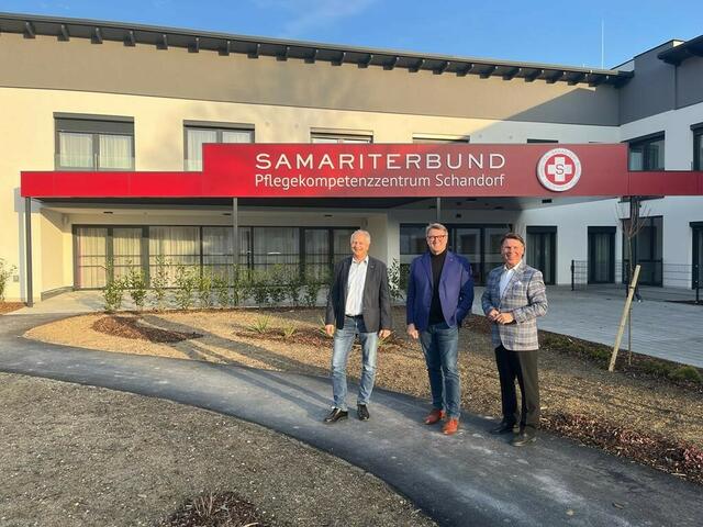 Besichtigung des neuen Pflegekompetenzzentrums in Schandorf: Anton Holzer, Alfred Kollar und Gerald Guttmann | Foto: OSG