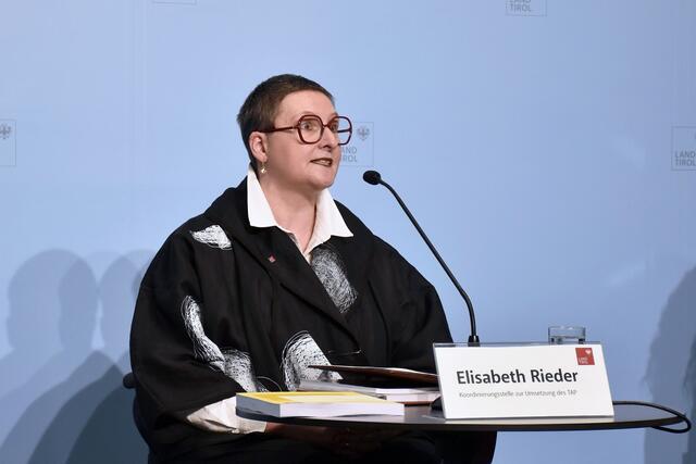 Elisabeth Rieder leitet die Koordinierungsstelle, welche die Umsetzung der UN-Behindertenrechtskonvention auf Landesebene erleichtern soll. | Foto: © Land Tirol/Milicevic