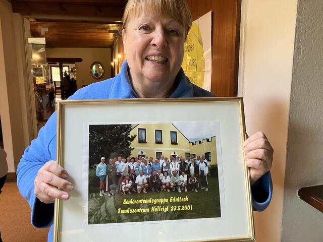 Elisabeth Unger mit einem Foto aus dem Jahr 2001. Fünf von damals spielen immer noch mit | Foto: Stockmann