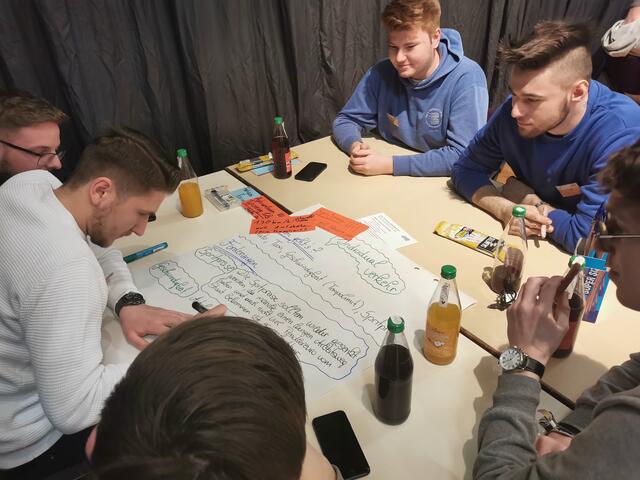 In Gruppen wurden konkrete Punkte formuliert. | Foto: Kleindienst