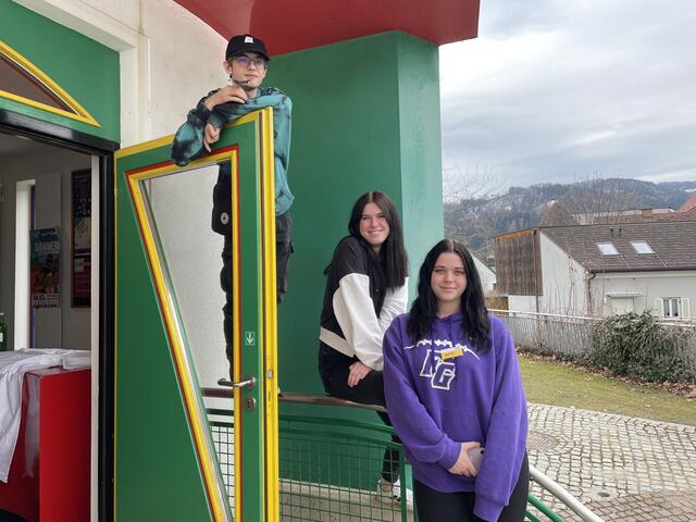 Elias Hösele, Elina Schrei und Katharina Grubelnik vor dem Laßnitzhaus in Deutschlandsberg, wo das Jugendtreffen stattfand. | Foto: Löschnig