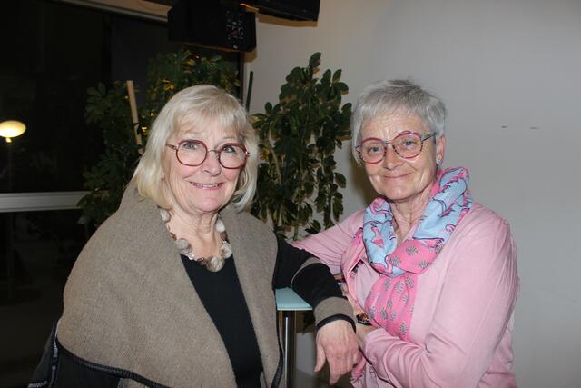 Eva Riebler-Übleis von der literarischen Gesellschaft mit Marissa Helmreich.  | Foto: Vanessa Huber