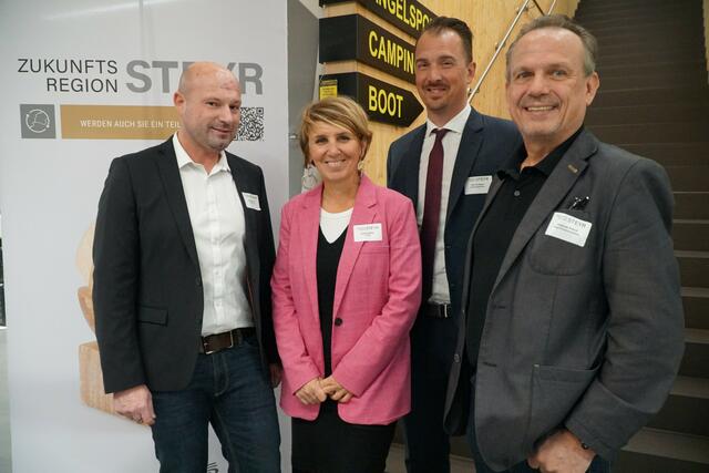 Roland Zacha (Exmanco Steyr), Daniela Zeiner (TIC Steyr), Helmut Kaiser (Raiffeisenbank Steyr), Andreas Prehal (v. li.).  | Foto: TIC Steyr I Zukunftsregion Steyr