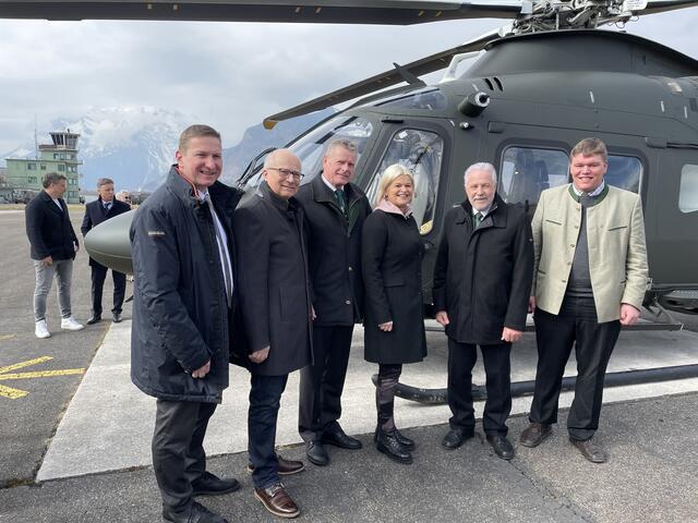Für den Aigener Bürgermeister Thomas Klingler (rechts) bedeutet der Ausbau der Kasernen-Infrastruktur einen "gewaltigen Impuls für die Gemeinde". | Foto: Sabine Lienbacher