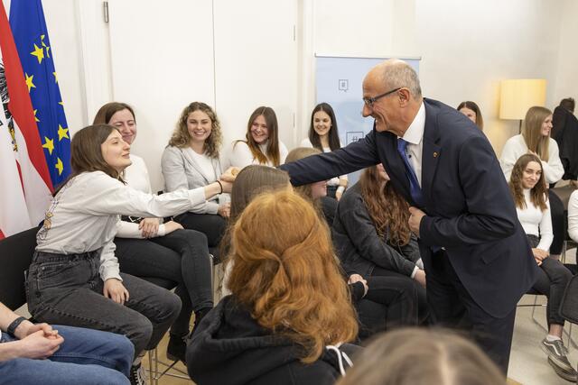 Der Landeshauptmann empfing die SchülerInnen in seinen Büroräumlichkeiten im Innsbrucker Landhaus. | Foto: Land Tirol/Die Fotografen
