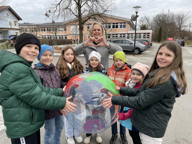 Obertrumer Schüler und Schülerinnen setzten gemeinsam mit ihrer Direktorin Sabine Kraihammer, ein Zeichen gegen den Krieg auf der Welt. | Foto: sm