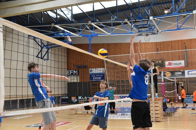 Die Burschen lieferten sich Duelle am Netz. | Foto: Michael Strini