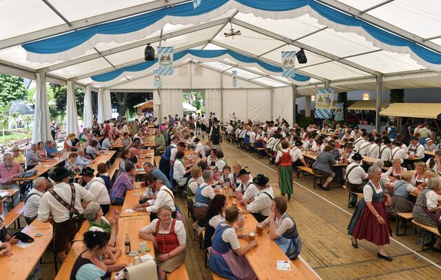 Eines der vielen Festzentren der Saitenstrassen 2019. Auch 2023 werden die musikalischen Herzen der Gemeinden das Zentrum des Festivals.  | Foto: Alpenwelt Karwendel