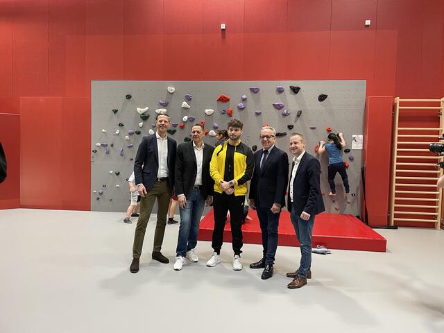 Bei der Eröffnung der neuen Rundturnhalle in Simmering: MA 51-Abteilungsleiter Anatol Richter, Bezirksvorsteher Thomas Steinhart (SPÖ), Sportlehrer der VS Florian-Hedorfer-Straße Stefan Pfabigan, SPÖ-Bezirksparteivorsitzender Rudi Kaske, Bezirksrat Michael Dedic (SPÖ). | Foto: Teischl/RMA