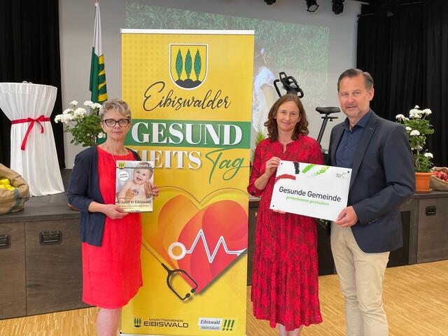 Eibiswald ist seit dem Vorjahr als "Gesunde Gemeinde" zertifiziert: Die leitende Organisatorin GR Evelyne Strohmaier, Gerlinde Malli von "Styria Vitalis" (Bereichsleitung Gemeinde) und LAbg. Bgm. Andreas Thürschweller. | Foto: Susanne Veronik