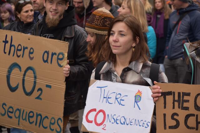 Zahlreiche Demonstrierende waren sich einig. Der weiterhin kaum gebremste Ausstoß von CO2 wird Konsequenzen haben.  | Foto: Michael Steger