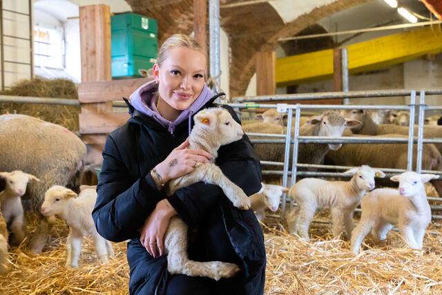 Angekommen: Für Cheyenne Ochsenknecht steht das Wohl der Tiere an oberster Stelle. Jetzt wird auch ein neuer Tierwohl-Stall gebaut. | Foto: Jorj Konstantinov