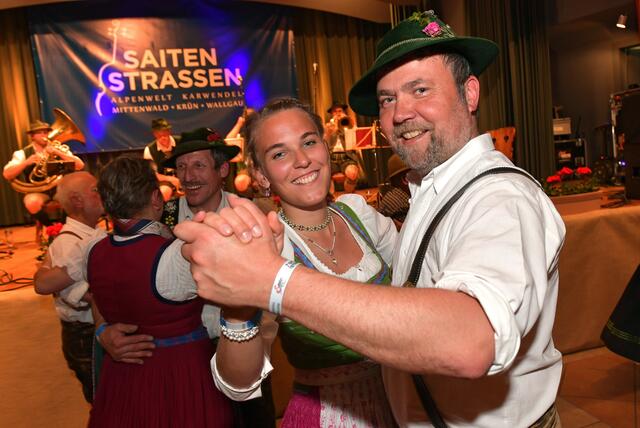 Die Saitenstrassen laden zum Tanzen und Feiern ein. Volksmusik und Klassik werden in der Alpenwelt Karwendel ausgelassen zelebriert.  | Foto: Alpenwelt Karwendel