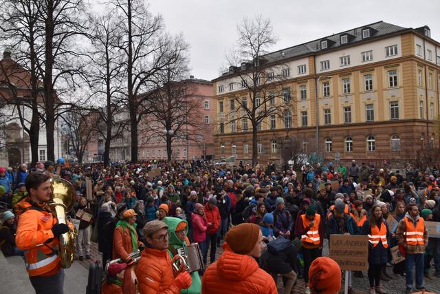 Zahlreiche Menschen gingen heute für ein Einlenken der Politik auf die Straße | Foto: Michael Steger
