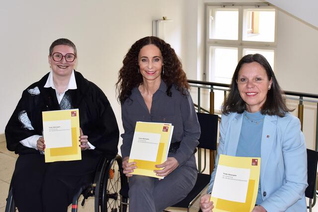 Präsentierten im Rahmen einer Pressekonferenz den TAP, v. l.: Elisabeth Rieder (Koordinierungsstelle zur Umsetzung des TAP), LRin Eva Pawlata und Isolde Kafka (Vorsitzende des Tiroler Monitoringausschusses). | Foto: © Land Tirol/Milicevic