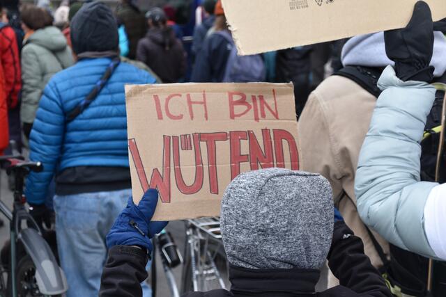 Dieser noch sehr junge Teilnehmer ist "wütend" denn es geht schließlich auch um seine Zukunft.  | Foto: Michael Steger