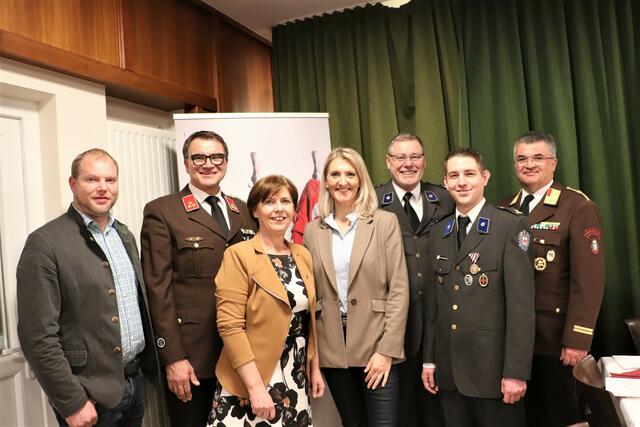 Vzbgm. David Ziegler/Fernitz-Mellach, Sepp Zirkl BTF Roto Frank Kalsdorf, Vzbgm. Ingrid Baumhackl/Premstätten, Bgm. Barbara Walch/Wundschuh, Bezirksstellenleiter Günter Pichlbauer, Ortstellenleiter Mark Seybold und ABI Ewald Wolf. | Foto: Edith Ertl