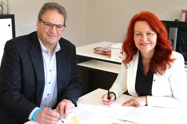 LR Cornelia Hagele und Landrat Josef Niedermaier unterzeichneten diese Woche den Kooperationsvertrag zur Förderung junger NachwuchsmusikerInnen aus Tirol und Bayern. | Foto: Land Tirol/Krepper