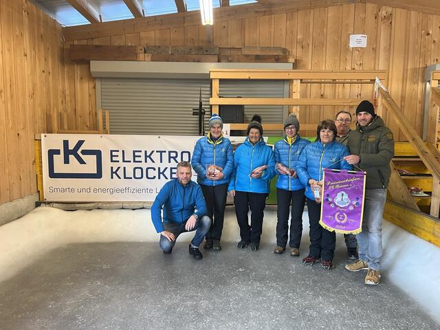Rang 1 EV Fieberbrunn, vl, Organisator Rupert Straßer, Lisi Astner, Enzei Huetz, Annemarie Seisl, Maria Tschiltsch, Bezirksobmann Andi Aberger und  der Unterstützer Mario Klocker. | Foto: Michaela Straßer